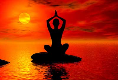 Cursisten lekker bezig met Kundalini Yoga